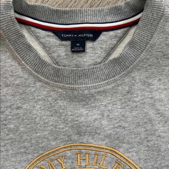 Tommy Hilfiger Light Gray Crewneck Sweatshirt with Gold Crest - Picture 3 of 6